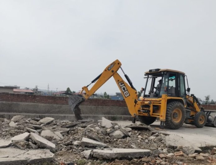 गणेशपुर में 30 बीघा की अवैध प्लॉटिंग पर चला एमडीडीए का बुलडोजर, जेसीबी से ध्वस्तीकरण की कार्रवाई