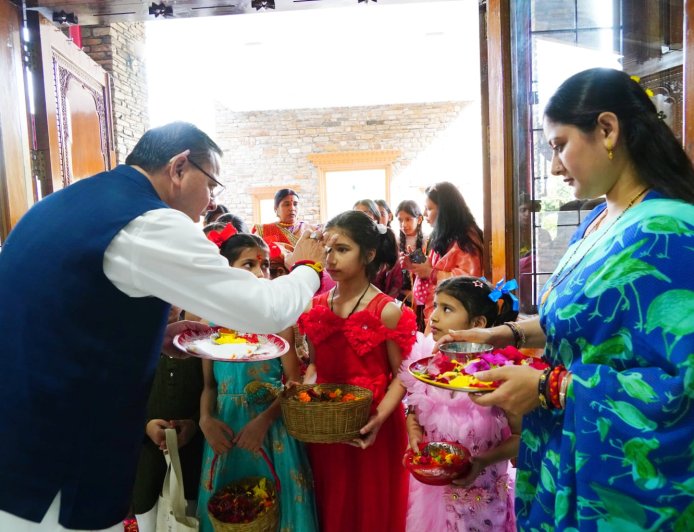 CM पुष्कर सिंह धामी ने मुख्यमंत्री आवास में मनाया लोकपर्व फूलदेई