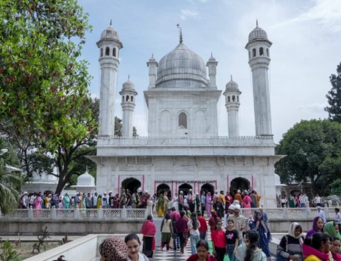 श्री झण्डे जी पर दर्शन मनौतियों के लिए अब लगा तांता, देहरादून व आसपास के क्षेत्रों से भारी संख्या में माथा टेकने पहुंच रहे श्रद्धालु, अब नगरवासी बढ़ा रहे श्री झण्डे जी महोत्सव की रौनक