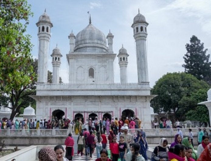 झण्डे जी पर दर्शन, मनौतियों के लिए लगा दूनवासियों का तांता, देहरादून व आसपास के क्षेत्रों से भारी संख्या में माथा टेकने पहुंच रहे श्रद्धालु