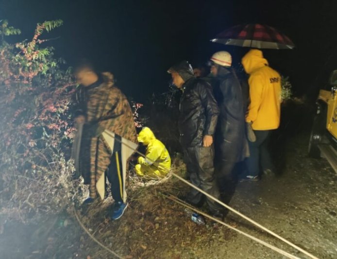 देहरादून, मसूरी क्षेत्रान्तर्गत हाथीपांव के पास एक वाहन दुर्घटनाग्रस्त, एसडीआरएफ, उत्तराखंड ने किया 02 का रेस्क्यू