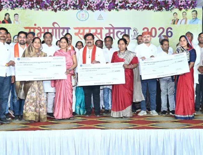 उपमुख्यमंत्री विजय शर्मा ने महिला समूहों को 11.43 करोड़ रुपए की राशि की अंतरित