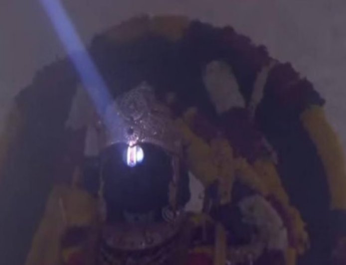 Ayodhya: धूमधाम से मनाई जा रही रामनवमी, दोपहर में ठीक 12 बजे चार मिनट तक सूर्यदेव करेंगे रामलला का तिलक