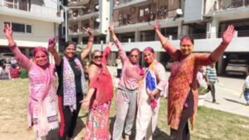 MDDA एचआईजी कॉलोनी में रंगारंग होली कार्यक्रम, खूब उड़ा अबीर-गुलाल