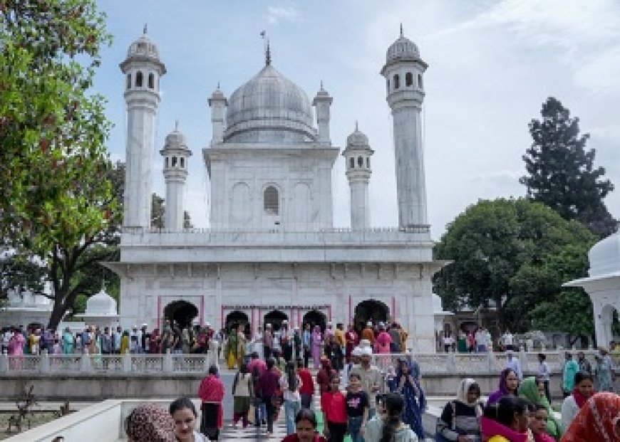 झण्डे जी पर दर्शन, मनौतियों के लिए लगा दूनवासियों का तांता, देहरादून व आसपास के क्षेत्रों से भारी संख्या में माथा टेकने पहुंच रहे श्रद्धालु