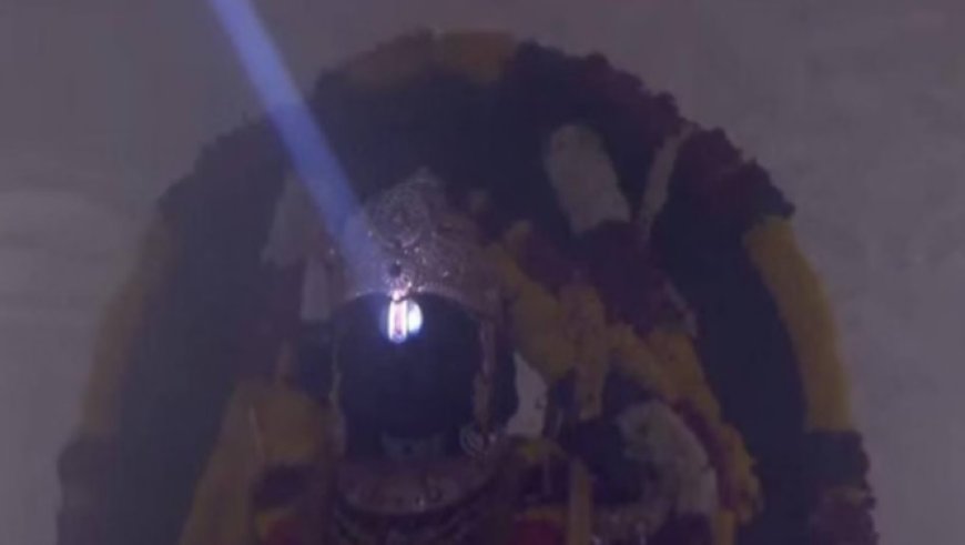 Ayodhya: धूमधाम से मनाई जा रही रामनवमी, दोपहर में ठीक 12 बजे चार मिनट तक सूर्यदेव करेंगे रामलला का तिलक