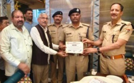 रुड़की में व्यापार मंडल की पुलिस व अग्निशमन अधिकारियों साथ हुई महत्वपूर्ण बैठक : उत्कृष्ट कार्यों के लिए अग्निशमन कर्मियों का सम्मान