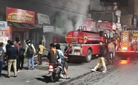 बीएसएम कॉलेज के पास दुकान में भीषण आग, देर रात मचा हड़कंप