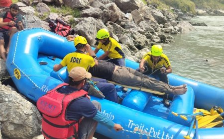 बदरीनाथ हाइवे पर तोता घाटी में कार हादसा, SDRF ने  बचाया