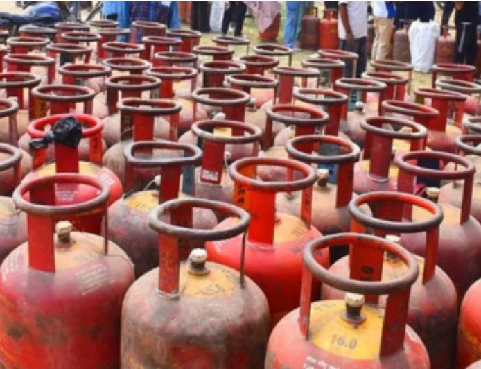 गैस की किल्लत: इंडेन गैस एजेंसी के लिए नई व्यवस्था, अब सिलिंडर के साथ ही पर्ची लेकर आएगी गाड़ी