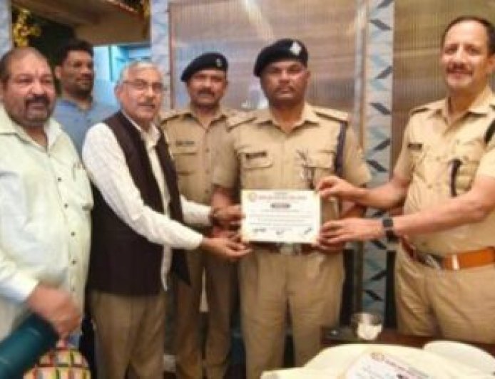 रुड़की में व्यापार मंडल की पुलिस व अग्निशमन अधिकारियों साथ हुई महत्वपूर्ण बैठक : उत्कृष्ट कार्यों के लिए अग्निशमन कर्मियों का सम्मान