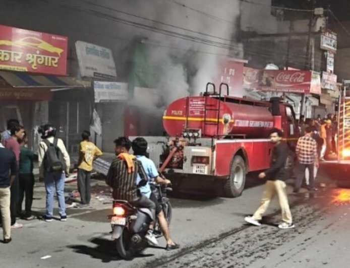 बीएसएम कॉलेज के पास दुकान में भीषण आग, देर रात मचा हड़कंप