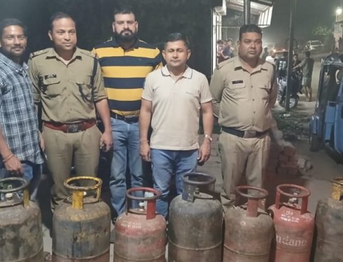 डीएम सविन बंसल के निर्देशन में काली बस्ती सहस्त्रधारा रोड पर छापेमारी; 7 सिलेंडर जब्त