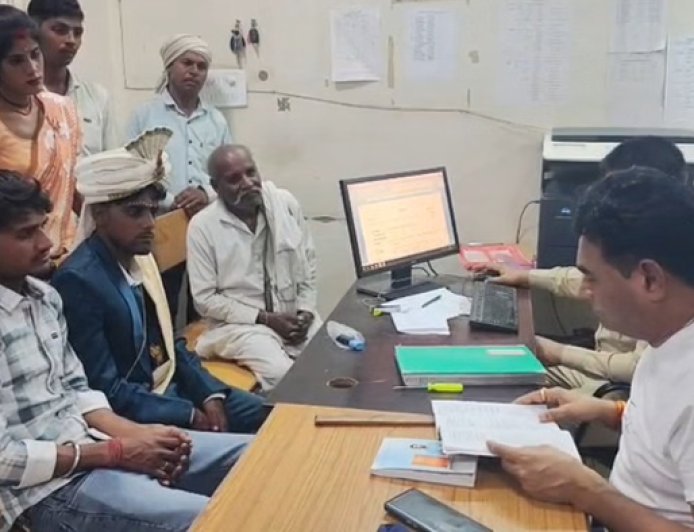 दलित दिव्यांग दूल्हे की रछवाई पर हमला, घोड़े से उतारकर मारपीट; बारात लेकर थाने पहुंचे परिजन