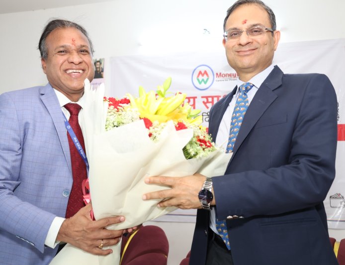 आरबीआई गवर्नर संजय मल्होत्रा ने देहरादून में वित्तीय साक्षरता शिविर का किया दौरा, ग्रामीण क्षेत्रों में वित्तीय जागरूकता बढ़ाने पर दिया जोर