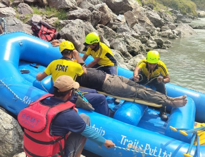 बदरीनाथ हाइवे पर तोता घाटी में कार हादसा, SDRF ने  बचाया