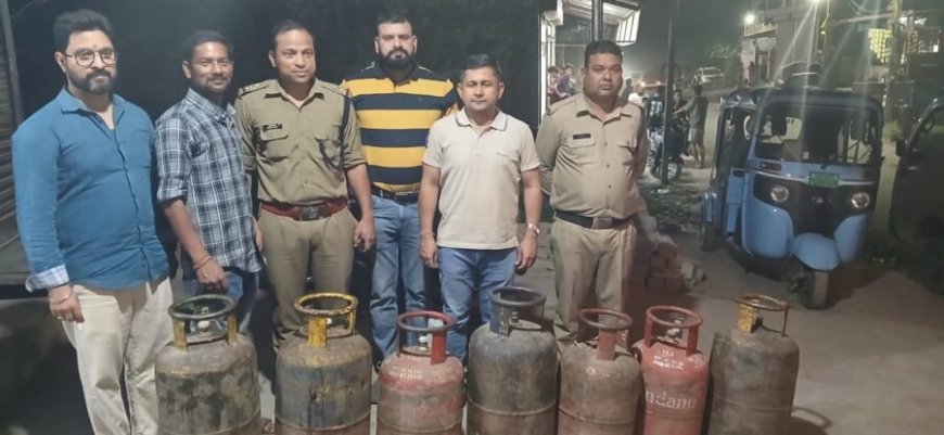 डीएम सविन बंसल के निर्देशन में काली बस्ती सहस्त्रधारा रोड पर छापेमारी; 7 सिलेंडर जब्त