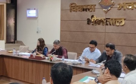 धरातल पर दिखनी चाहिए योजनाएं, अधिकारी करें फील्ड में जाकर सत्यापन – सचिव दीपक कुमार