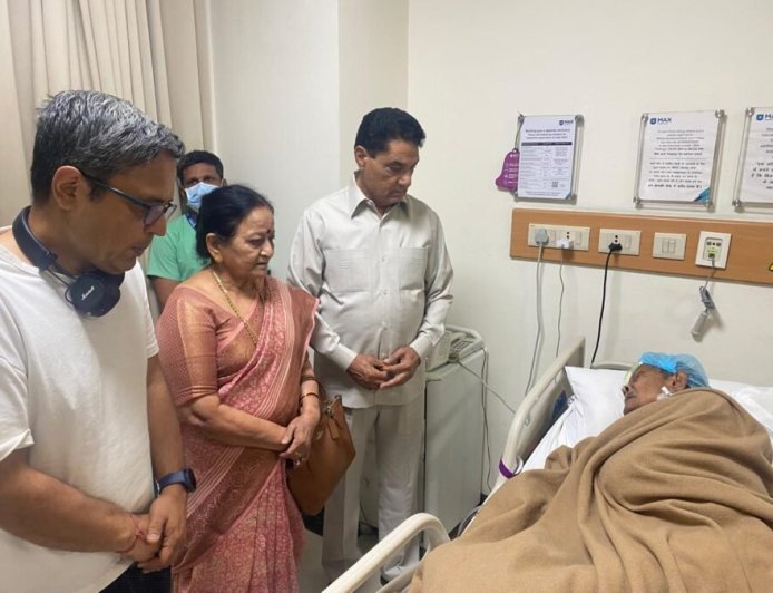 पूर्व मुख्यमंत्री मेजर जनरल भुवन चंद खंडूरी का हालचाल जानने पहुंचे पूर्व कैबिनेट मंत्री सुरेंद्र सिंह नेगी व पूर्व मेयर हेमलता नेगी