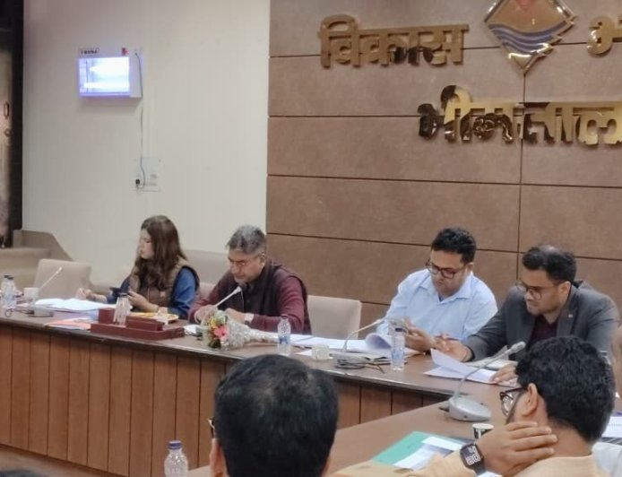 धरातल पर दिखनी चाहिए योजनाएं, अधिकारी करें फील्ड में जाकर सत्यापन – सचिव दीपक कुमार