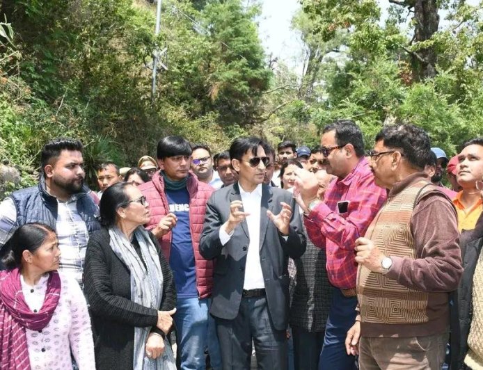 कृष्णापुर में भूस्खलन व बोल्डरों से निपटने के लिए कुमाऊं आयुक्त ने किया स्थलीय निरीक्षण