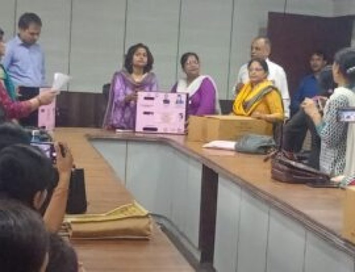 भारत के बच्चों को भोजन के अलावा भी और चीजों की आवश्यकता है