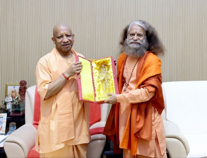 मुख्यमंत्री योगी आदित्यनाथ और परमार्थ निकेतन अध्यक्ष स्वामी चिदानन्द सरस्वती की लखनऊ में दिव्य भेंट
