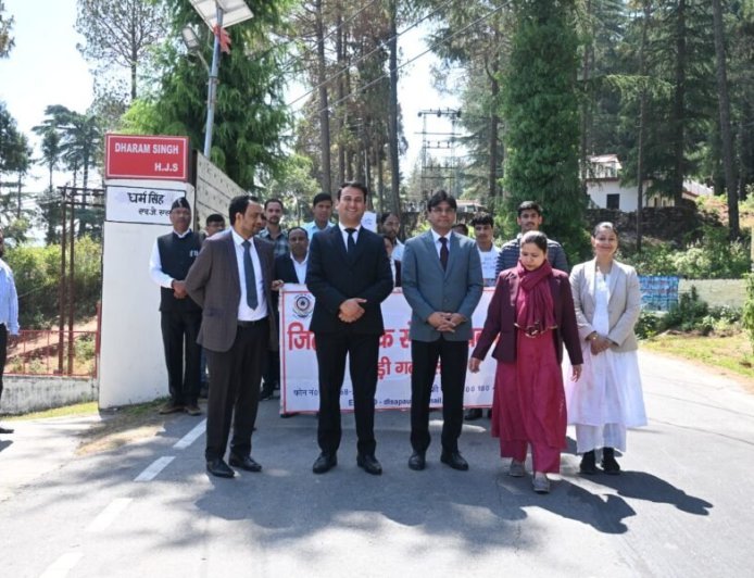 नो व्हीकल डे पर न्यायिक अधिकारियों ने दिया पर्यावरण संरक्षण का संदेश, पैदल पहुंचकर किया जागरुक