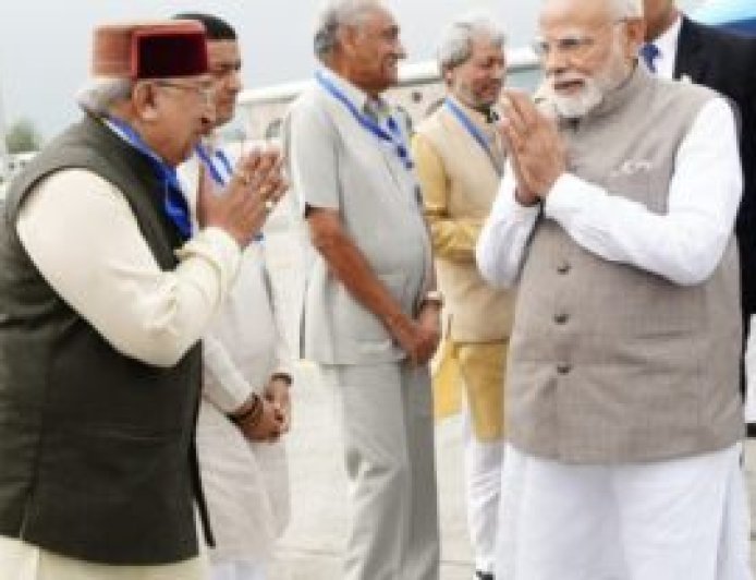 चारधाम यात्रियों का हेलीकॉप्टर 11 हजार वोल्ट की हाईटेंशन लाइन में उलझा, पायलट ने खेत में कराई इमरजेंसी लैंडिंग