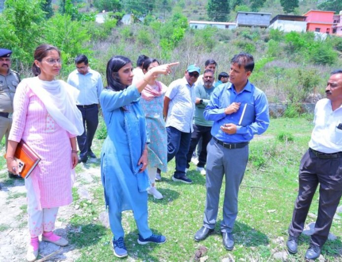 कमेड़ा गांव पहुंचीं डीएम स्वाति एस. भदौरिया, जन चौपाल में सुनी ग्रामीणों की समस्याएं, विकास योजनाओं का स्थलीय निरीक्षण कर अधिकारियों को दिए सख्त निर्देश