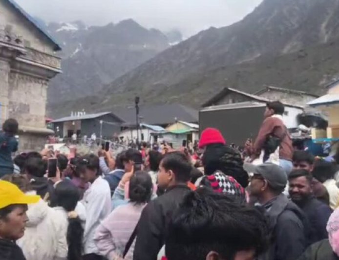 केदारनाथ धाम में कंधों में चढ़कर बनाई जा रही रील, BKTC और प्रशासन पर उठ रहे सवाल