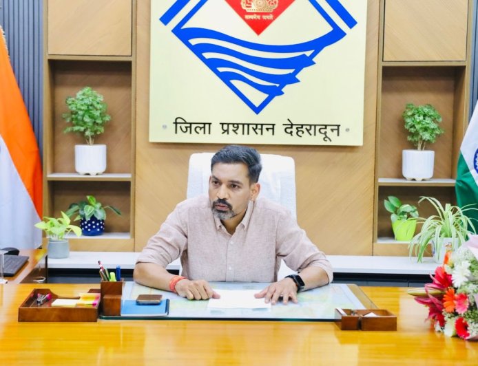 देहरादून को मिला नया नेतृत्व : IAS डॉ. आशीष चौहान ने संभाली जिलाधिकारी की कमान, जनसेवा और सुशासन के संकल्प के साथ बताई प्राथमिकताएं