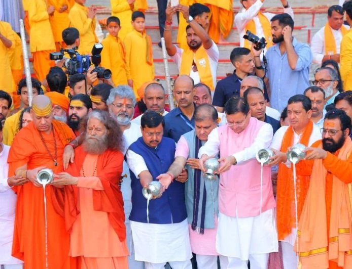 गंगा तट पर गूंजे आध्यात्म और संस्कृति के स्वर, मुख्यमंत्री धामी व भाजपा राष्ट्रीय अध्यक्ष नितिन नबीन ने की भव्य गंगा आरती
