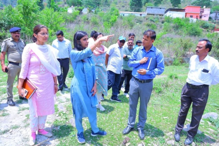 कमेड़ा गांव पहुंचीं डीएम स्वाति एस. भदौरिया, जन चौपाल में सुनी ग्रामीणों की समस्याएं, विकास योजनाओं का स्थलीय निरीक्षण कर अधिकारियों को दिए सख्त निर्देश