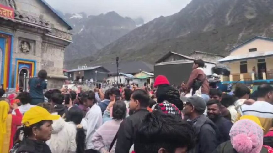केदारनाथ धाम में कंधों में चढ़कर बनाई जा रही रील, BKTC और प्रशासन पर उठ रहे सवाल