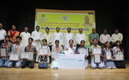 सीसीएसयू के अटल सभागार में जनपद के टॉप 10 छात्र-छात्राओं को किया सम्मानित