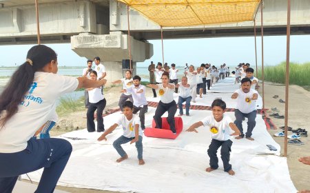 हस्तिनापुर में गंगा तट पर योग कर दिया पर्यावरण संरक्षण का संदेश