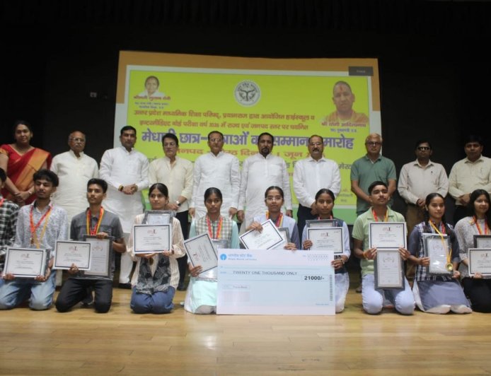 सीसीएसयू के अटल सभागार में जनपद के टॉप 10 छात्र-छात्राओं को किया सम्मानित