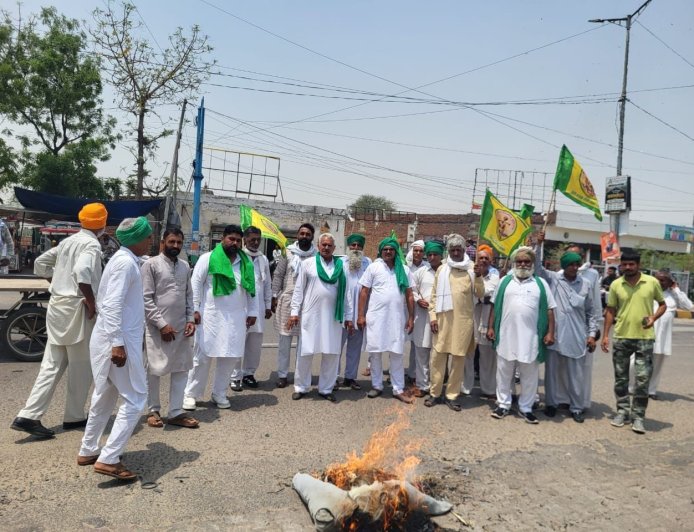 संयुक्त किसान मोर्चा ने किया भारत-अमेरिका व्यापार समझौते का विरोध, पीएम मोदी और राष्ट्रपति डोनाल्ड ट्रम्प के पुतले जलाए