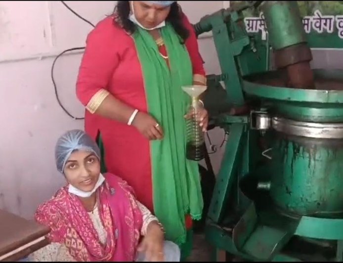 कालसी की महिलाओं ने लिखी आत्मनिर्भरता की नई कहानी, सरसों तेल यूनिट बनी ग्रामीण उद्यमिता का मॉडल, हिलान्स ब्रांड का सरसों तेल बाजार में बना भरोसेमंद नाम