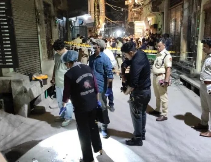 दिल्ली में दिनदहाड़े गैंगवार! 30 राउंड फायरिंग से व्यापारी की हत्या, इलाके में दहशत; बदले की आशंका