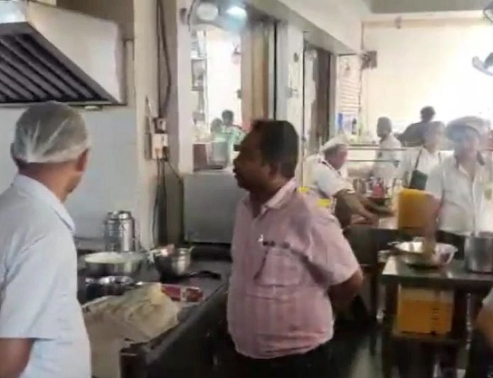 सैंडविच में निकली मरी हुई मक्खी! भोपाल के फास्ट फूड आउटलेट पर उठे सवाल, फूड सेफ्टी विभाग ने शुरू की जांच