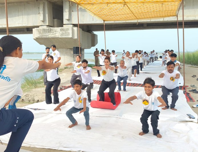 हस्तिनापुर में गंगा तट पर योग कर दिया पर्यावरण संरक्षण का संदेश