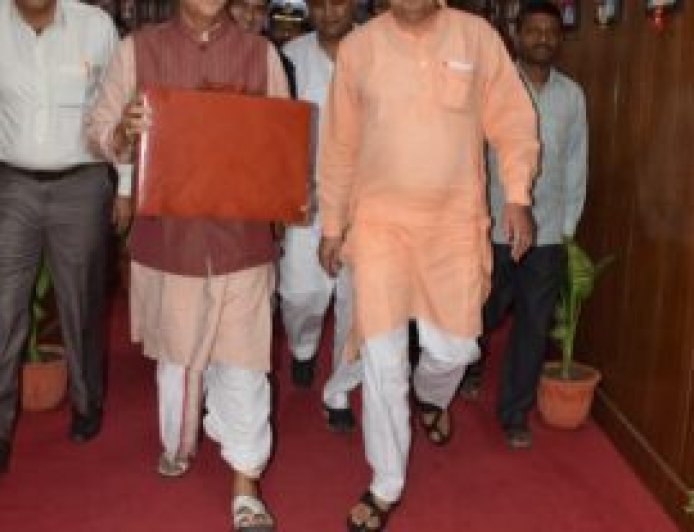 पंतनगर में केंद्रीय कृषि मंत्री शिवराज सिंह चौहान ने कृषि विश्वविद्यालय की गतिविधियों का किया निरीक्षण