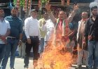 बदरीनाथ चढ़ावा विवाद पर कांग्रेस का प्रदर्शन, बीकेटीसी का पुतला फूंका