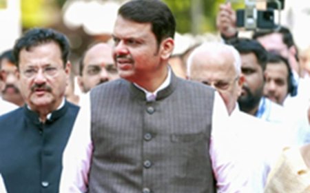 अन्ना हजारे के विरोध के बीच महाराष्ट्र सरकार बैकफुट पर! RTI के नए नियमों पर लगाई रोक, भूख हड़ताल से पहले बड़ा फैसला