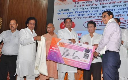 मेरठ में शिक्षकों को बांटे शिक्षक कैशलेस चिकित्सा कार्ड