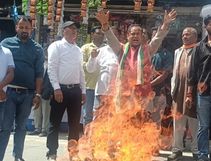 बदरीनाथ चढ़ावा विवाद पर कांग्रेस का प्रदर्शन, बीकेटीसी का पुतला फूंका