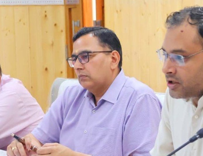 शिकायतों के निस्तारण में न हो कोई लापरवाही – डीएम गौरव कुमार