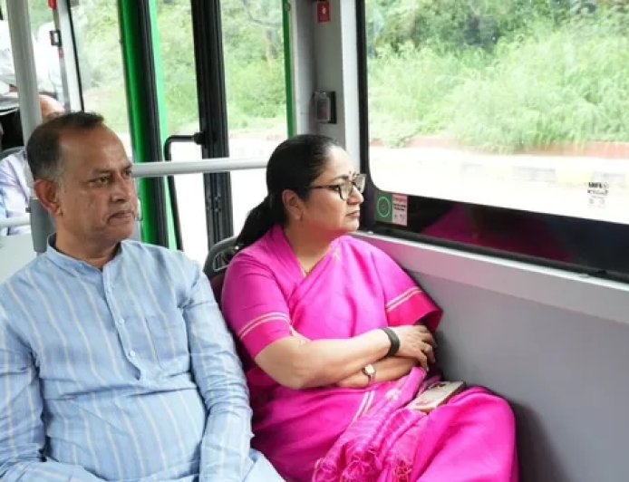 बारिश के बीच DTC बस में निकलीं CM रेखा गुप्ता, जलभराव पर अधिकारियों को फटकार, बोलीं- विकास फाइलों में नहीं, जमीन पर दिखना चाहिए